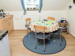 kuchnia ze stołem z krzesłami i dywanem w obiekcie Cheerful apartment near city centre of Haslach w mieście Haslach im Kinzigtal