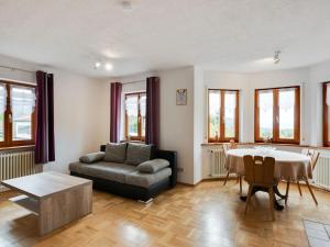 un soggiorno con divano e tavolo di Apartment on the edge of the forest a Kleines Wiesental