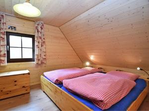 een slaapkamer met 2 bedden in een houten hut bij Converted old mill in St Georgen inBlack Forest in Sankt Georgen im Schwarzwald