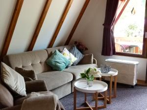 sala de estar con sofá y 2 mesas en Cosy holiday home with garden in the Sauerland, en Medebach
