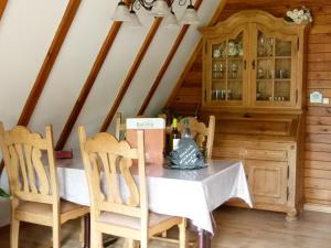 comedor con mesa y sillas en Cosy holiday home with garden in the Sauerland, en Medebach