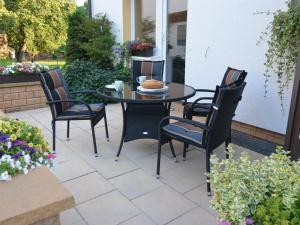 una mesa negra y sillas en un patio en Modern holiday home idyllic setting with terrace, en Medebach