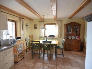 uma cozinha com uma mesa de jantar e cadeiras em Holiday home in Saldenburg with sauna em Saldenburg