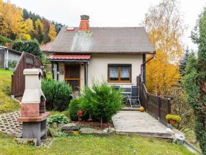 a small house with a wooden walkway in the yard at Attractive holiday home in Sch nbrunn with garden in Schönbrunn