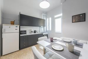 Kjøkken eller kjøkkenkrok på Spacious Acropolis Home by Cloudkeys