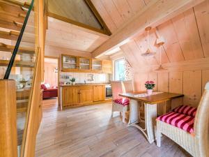 eine Küche und ein Esszimmer mit Holzdecke in der Unterkunft Apartment with barbecue in M hrenbach in Möhrenbach