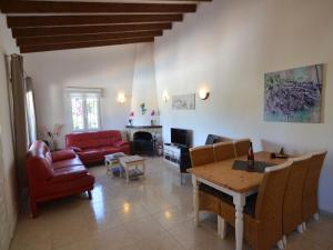 モライラにあるSpanish Villa in Moraira with Private Poolのリビングルーム(ソファ、テーブル付)