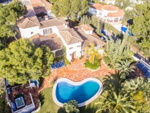una vista aérea de una casa con piscina en Belvilla by OYO Villa La Brisa, en Foyes Blanques