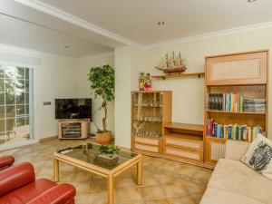 ein Wohnzimmer mit einem Sofa und einem Tisch in der Unterkunft Belvilla by OYO Villa La Brisa in Foyes Blanques