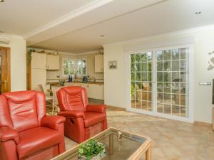 salon z dwoma krzesłami i stołem w obiekcie Villa in L'Albir with Pool and Near Golf w mieście Foyes Blanques