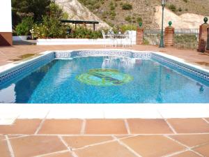 una pequeña piscina con suelo de baldosa en Belvilla by OYO Casa Mirador, en Nerja