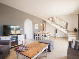 Telewizja i/lub zestaw kina domowego w obiekcie Holiday Home Alcalalí with Pool and Valley View