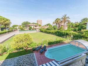 una vista aérea de un patio trasero con piscina en Holiday Home with private pool in Sant Pere Pescador, en Sant Pere Pescador