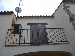 un balcón en el lateral de un edificio en Belvilla by OYO Les Oliveres 32, en L'Estartit