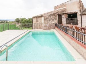 una piscina frente a una casa en Luxurious Cottage with Swimming Pool in Catalonia, en Castellfullit del Boix