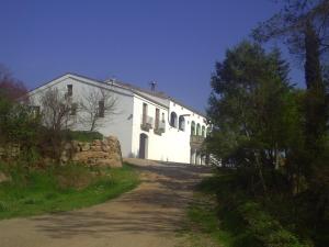 una casa blanca con un camino delante de ella en Agritourism in an agriculture and livestock enterprise, en Guardiola