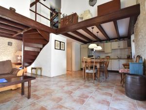 uma sala de estar com uma mesa e uma cozinha em Beautiful holiday home with private pool em Lusignac