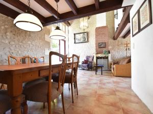 uma sala de jantar com uma mesa de madeira e cadeiras em Beautiful holiday home with private pool em Lusignac