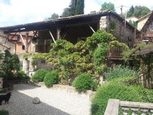 FabrasにあるHoliday Home in Ardèche with Pool & Gardenの黒猫立ち +27枚の写真