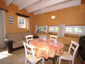 uma sala de estar com uma mesa e um sofá em Cosy holiday home with garden em Fresse-sur-Moselle
