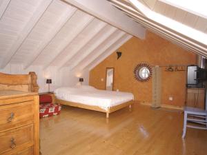 1 dormitorio con 1 cama grande en el ático en Cosy holiday home with garden en Fresse-sur-Moselle