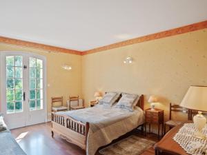Superb villa with private garden in V lines في Vélines: غرفة نوم بسرير وطاولة