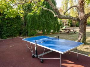Tennistä tai squashia majoituspaikan Superb villa with private garden in V lines alueella tai lähistöllä