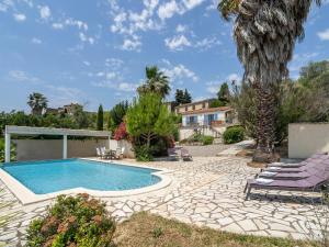 une villa avec une piscine et une maison dans l'établissement Exquisite Villa in Beaufort with Swimming Pool, à Beaufort