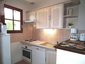 Una cocina o zona de cocina en Comfortable villa with dishwasher, in the Dordogne