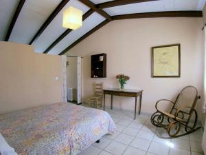 een slaapkamer met een bed en een tafel en stoelen bij Belvilla by OYO Casa Candela in Ronda
