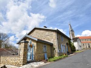 una iglesia de ladrillo con una torre en una calle en Authentic holiday home in the Champagne region, en Laferté-sur-Amance