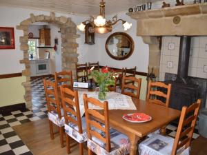 ein Esszimmer mit einem Tisch und einem Kamin in der Unterkunft Authentic holiday home in the Champagne region in Laferté-sur-Amance