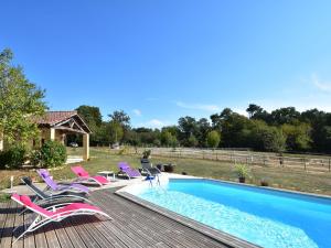 una terraza con sillas y una piscina en Luxury house in Aquitaine with swimming pool, en Saint-Avit-Rivière