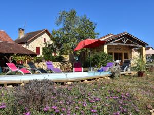un patio con sillas, una piscina y una casa en Luxury house in Aquitaine with swimming pool, en Saint-Avit-Rivière