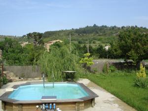 una piccola piscina in un cortile con di Holiday home with swimming pool a Félines-Minervois
