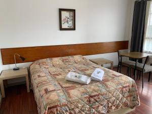 Postel nebo postele na pokoji v ubytování Beaconsfield Lodge Motel