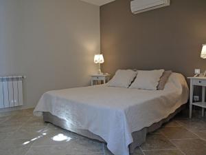 ein Schlafzimmer mit einem Bett mit zwei Tischen und zwei Lampen in der Unterkunft Superb holiday flat with private pool in Carpentras