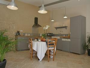 Superb holiday flat with private pool في كاربينترا: مطبخ مع طاولة وكراسي في مطبخ