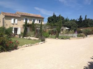 Zahrada ubytování Farmhouse in Carpentras with Pool