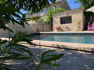Bazén v ubytování Farmhouse in Carpentras with Pool nebo v jeho okolí