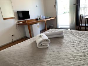 Postel nebo postele na pokoji v ubytování Beaconsfield Lodge Motel