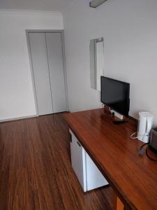 TV a/nebo společenská místnost v ubytování Beaconsfield Lodge Motel