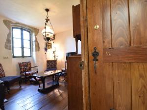 Zimmer mit Holztür, Tisch und Stühlen in der Unterkunft Cosy holiday home in Montaron with garden in Montaron