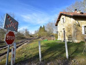 ein Stoppschild an der Seite einer Zugstrecke in der Unterkunft Cosy holiday home in Montaron with garden in Montaron