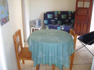 莱昂斯-达赫雷Appartement meublé vue/mer的一张桌子和椅子,上面有蓝色的桌布