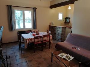 salon ze stołem i kanapą w obiekcie Modern holiday home in Quend Plage les Pins w mieście Quend