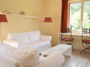 un salon avec des meubles blancs et une fenêtre dans l'établissement Cycling Escape in Montbrun, à Montbrun-les-Bains 32 autres photos