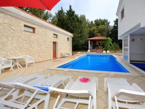 Bazén v ubytování Holiday Home in Starigrad by the Beach nebo v jeho okolí