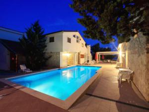 Bazén v ubytovaní Holiday Home in Starigrad Paklenica alebo v jeho blízkosti + 32 fotografií