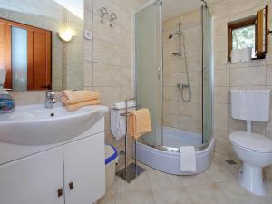 Koupelna v ubytování Holiday Home in Starigrad by the Beach